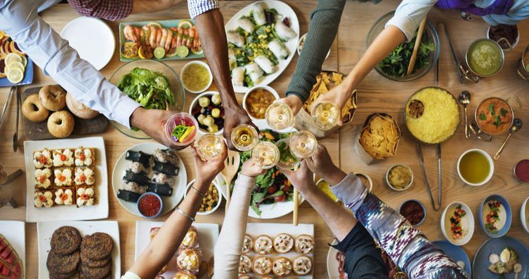 Arti Mimpi Makan Bersama